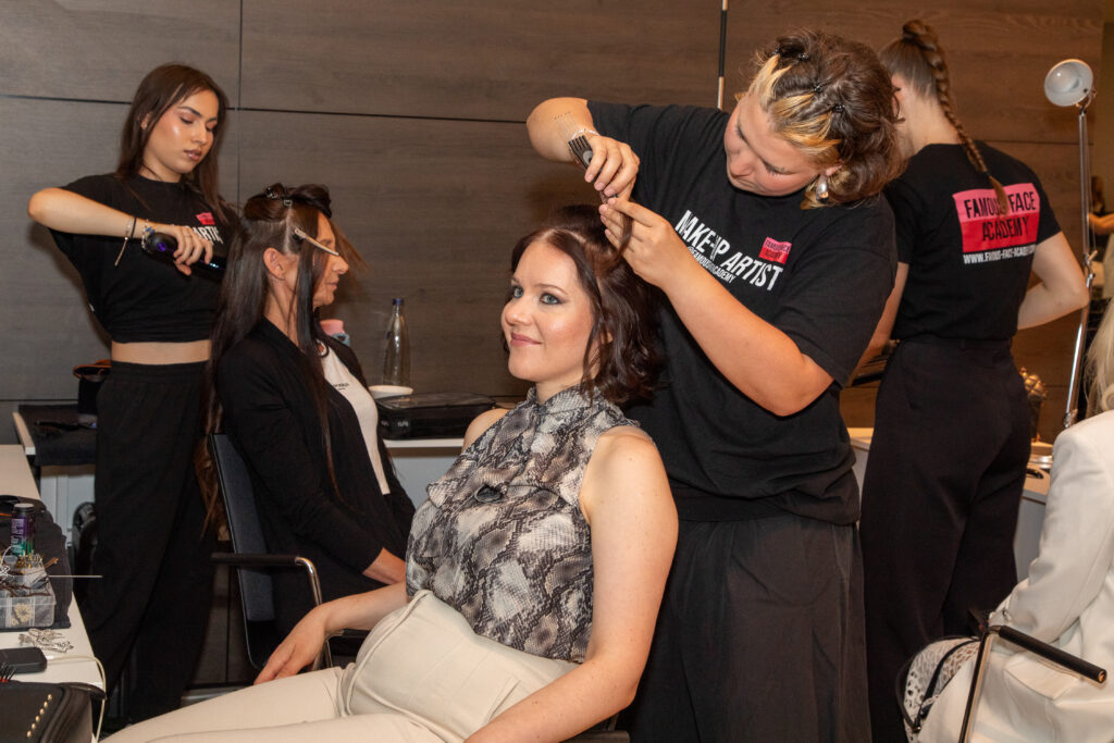 Elora Fashion Show Melia Frankfurt City : Die Models wurden von Famous Face Academy mit einem Brigitte Bardot Look versehen Copyright: Marika Sturm