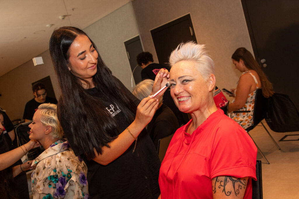 Elora Fashion Show Melia Frankfurt City : Die Models wurden von Famous Face Academy mit einem Brigitte Bardot Look versehen Copyright: Marika Sturm