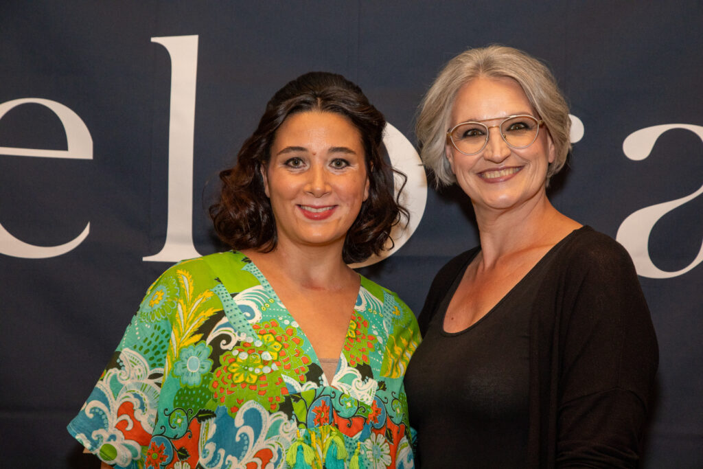 Selina Reinhart – Sie läuft, wo andere nur träumen - Von Weilheim auf die Pariser Laufstege! Selina Reinhart ist das Gesicht einer neuen Mode-Ära: authentisch, mutig, anders. Mit ihren weißen Hautflecken – verursacht durch Vitiligo – sticht sie auf jedem Catwalk heraus. Und genau das ist ihr Statement: „Ohne meine Flecken bin ich nicht ich.“ Links Copyright: Marika Sturm