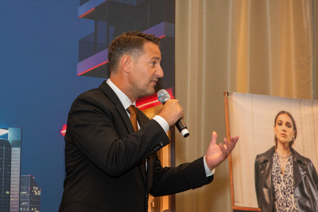 Bastian Becker: „Wirklich berührt hat mich, wie viel Mut auf diesem Laufsteg lag.“ 1 Bastian Becker, MELIÁ Frankfurt City Elora Fashion Show Copyright: Jane Uhlig PR / Marika Sturm