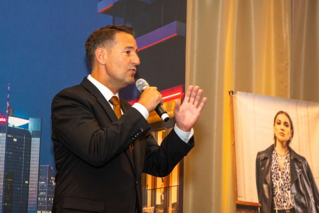 Bastian Becker: „Wirklich berührt hat mich, wie viel Mut auf diesem Laufsteg lag.“ 12 Bastian Becker, MELIÁ Frankfurt City Elora Fashion Show Copyright: Jane Uhlig PR / Marika Sturm