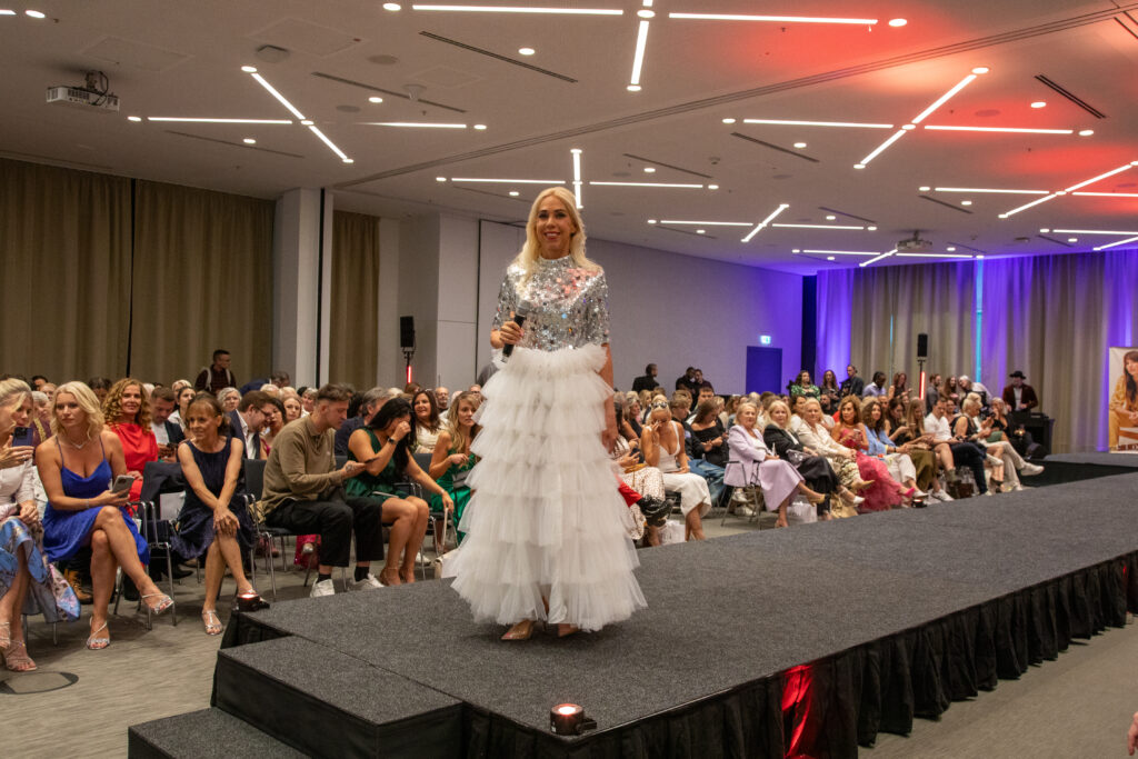 Melia Frankfurt City / Elora Fashion Show: Moderatorin Jane Uhlig führt emotional durch den Abend