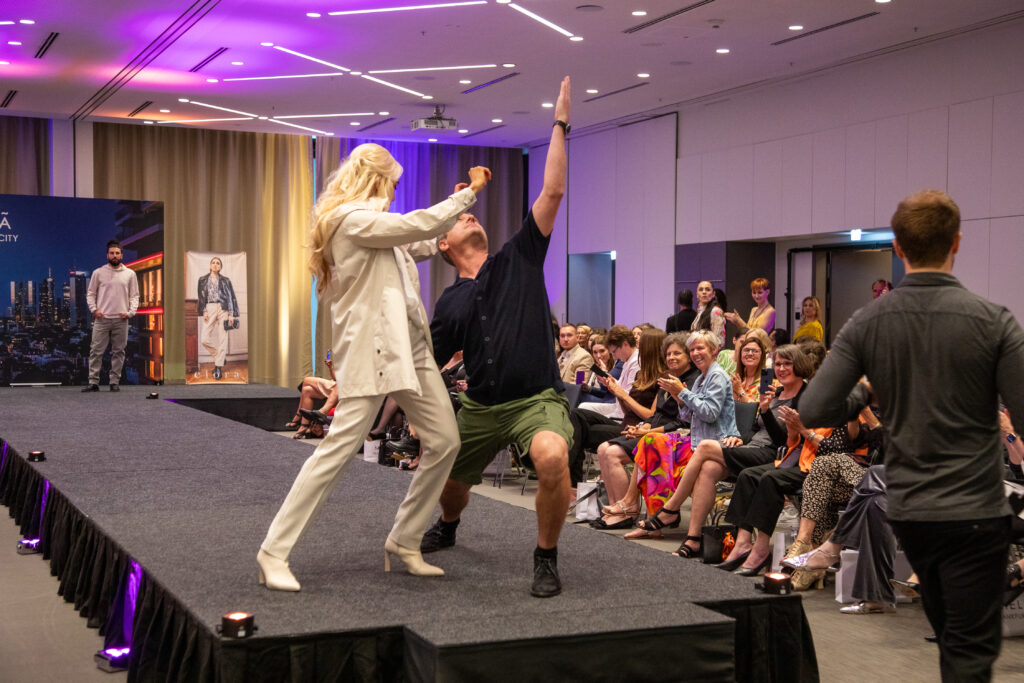 Bastian Becker: „Wirklich berührt hat mich, wie viel Mut auf diesem Laufsteg lag.“ 3 MELIÁ Frankfurt City Elora Fashion Show (Mitte) Copyright: Jane Uhlig PR / Marika Sturm