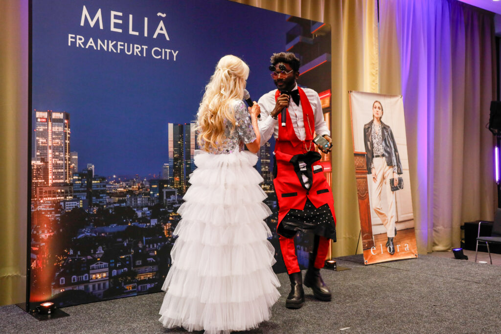 Elora Fashion Show: TV-Star Didi Veron mit Moderatorin Jane Uhlig Melia Frankfurt City Copyright: Marika Sturm