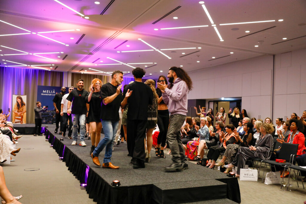 Bastian Becker: „Wirklich berührt hat mich, wie viel Mut auf diesem Laufsteg lag.“ 6 MELIÁ Frankfurt City Elora Fashion Show (Mitte) Copyright: Jane Uhlig PR / Marika Sturm