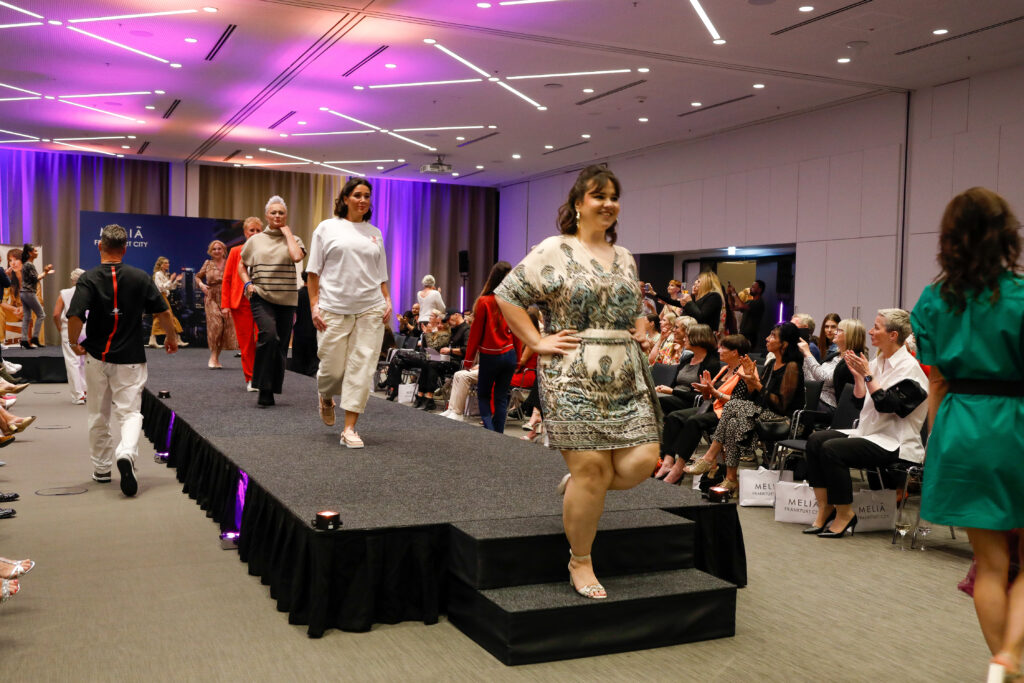 Bastian Becker: „Wirklich berührt hat mich, wie viel Mut auf diesem Laufsteg lag.“ 8 MELIÁ Frankfurt City Elora Fashion Show (Mitte) Copyright: Jane Uhlig PR / Marika Sturm