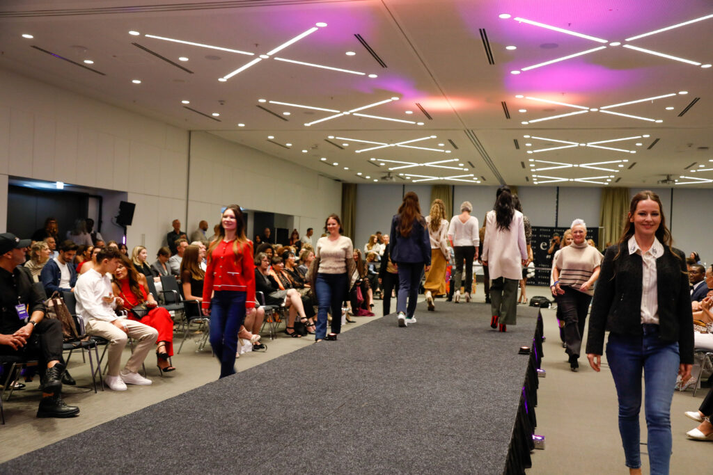 Bastian Becker: „Wirklich berührt hat mich, wie viel Mut auf diesem Laufsteg lag.“ 7 MELIÁ Frankfurt City Elora Fashion Show (Mitte) Copyright: Jane Uhlig PR / Marika Sturm