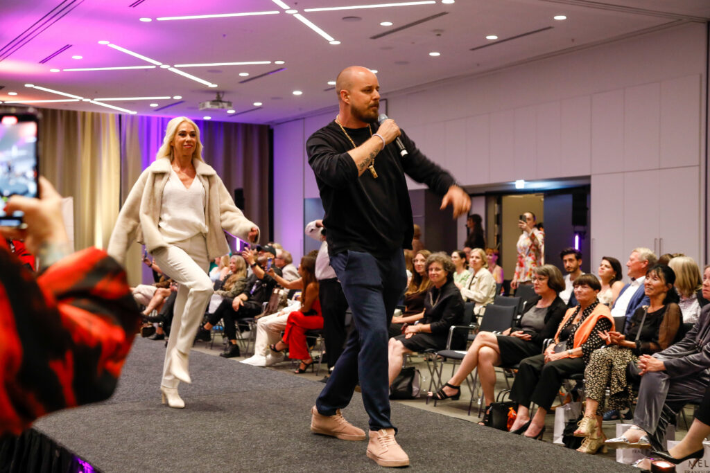 Bastian Becker: „Wirklich berührt hat mich, wie viel Mut auf diesem Laufsteg lag.“ 10 Jane Uhlig mit TV-Star Marvin Muth MELIÁ Frankfurt City Elora Fashion Show (Mitte) Copyright: Jane Uhlig PR / Marika Sturm