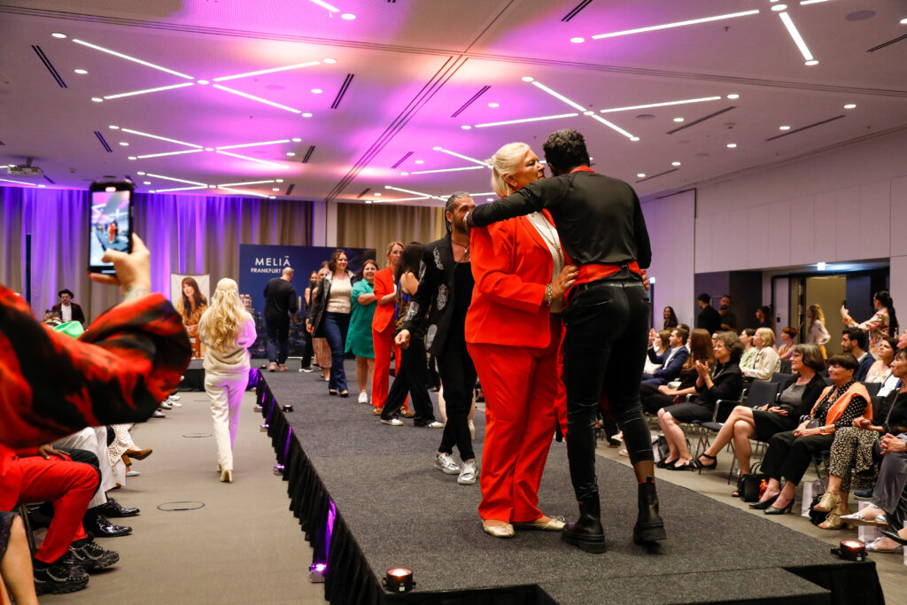 Bastian Becker: „Wirklich berührt hat mich, wie viel Mut auf diesem Laufsteg lag.“ 4 MELIÁ Frankfurt City Elora Fashion Show (Mitte) Copyright: Jane Uhlig PR / Marika Sturm