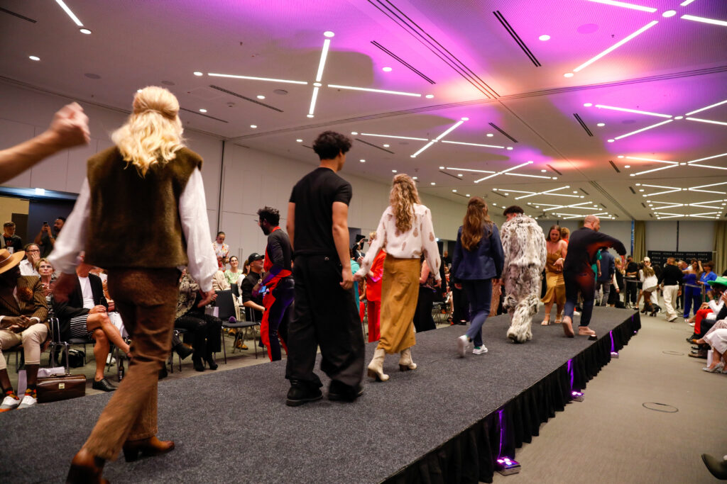 Bastian Becker: „Wirklich berührt hat mich, wie viel Mut auf diesem Laufsteg lag.“ 9 MELIÁ Frankfurt City Elora Fashion Show (Mitte) Copyright: Jane Uhlig PR / Marika Sturm