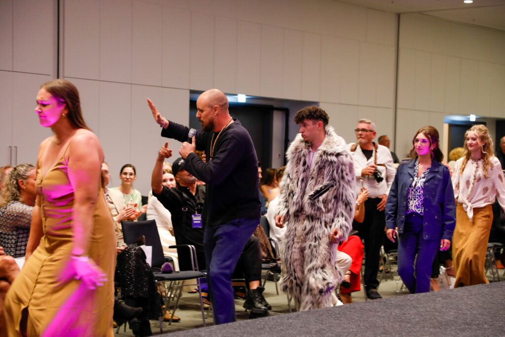 Bastian Becker: „Wirklich berührt hat mich, wie viel Mut auf diesem Laufsteg lag.“ 2 MELIÁ Frankfurt City Elora Fashion Show (Mitte) Copyright: Jane Uhlig PR / Marika Sturm