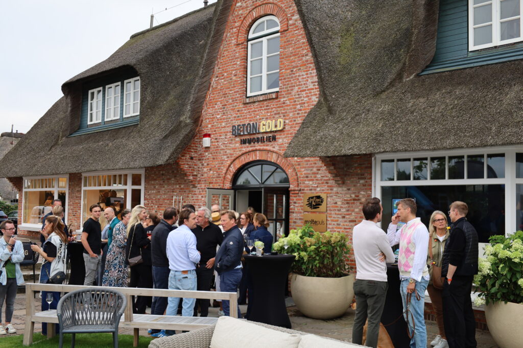 Kunst, Gespräche und Sylter Sommerflair: Jenny Jürgens feiert Vernissage auf Sylt 9 Ausstellung im Art Store Kampen Christel Heilmann (Juwelen) Jenny Juergens (re) Copyright: PETERSEN RELATIONS / syltpress