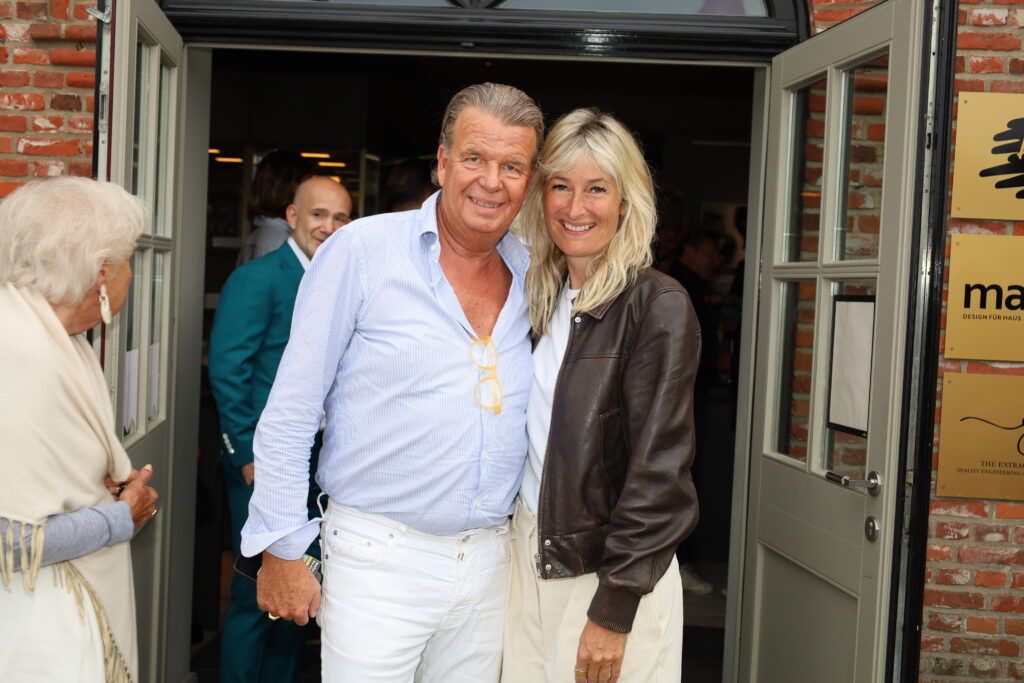 Kunst, Gespräche und Sylter Sommerflair: Jenny Jürgens feiert Vernissage auf Sylt 7 Axel Burghard (Galerist), Alexa Hagenah Copyright: PETERSEN RELATIONS / syltpress