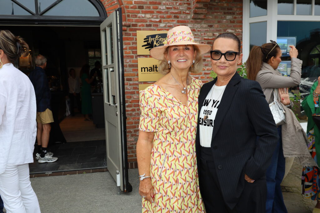 Kunst, Gespräche und Sylter Sommerflair: Jenny Jürgens feiert Vernissage auf Sylt 8 Christel Heilmann (Juwelen) Jenny Juergens (re) Copyright: PETERSEN RELATIONS / syltpress
