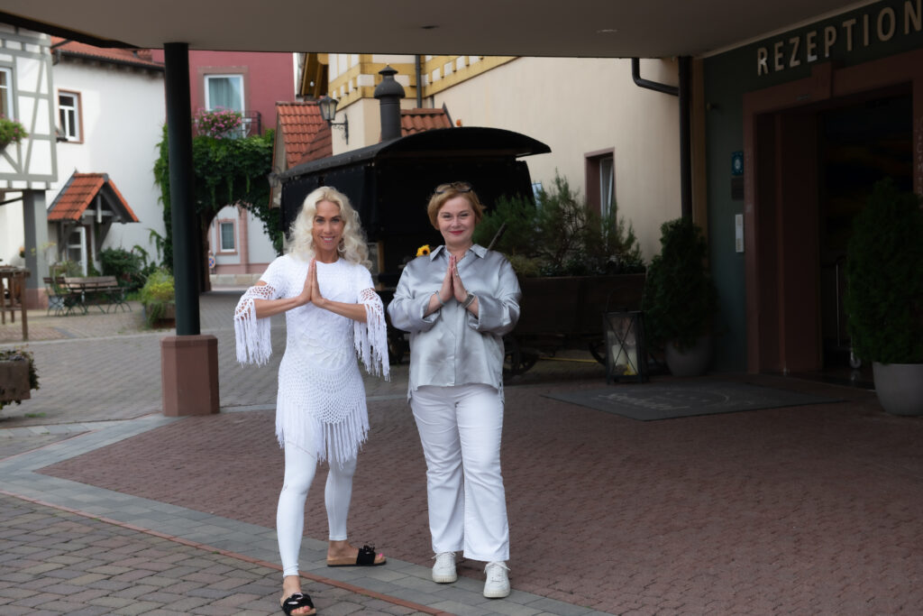 Bildungsurlaub im Seehotel Niedernberg: Yoga-Retreat zu Stressprävention mit Jane Uhlig 2 Bildungsurlaub im Seehotel Niedernberg: Yoga-Retreat: Hotel-direktorin Violetta Pantic mit Yoga-Lehrerin Jane Uhlig Foto: Petra Bruder
