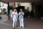 Bildungsurlaub im Seehotel Niedernberg: Yoga-Retreat: Hotel-direktorin Violetta Pantic mit Yoga-Lehrerin Jane Uhlig Foto: Petra Bruder