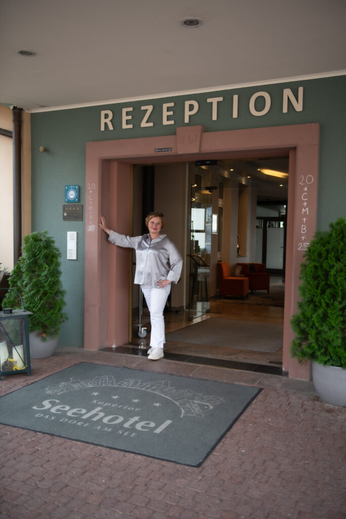 Bildungsurlaub im Seehotel Niedernberg: Yoga-Retreat zu Stressprävention mit Jane Uhlig 5 Auch Violeta Pantic, General Managerin im Seehotel Niedernberg freute sich über den Bildunsgurlaub