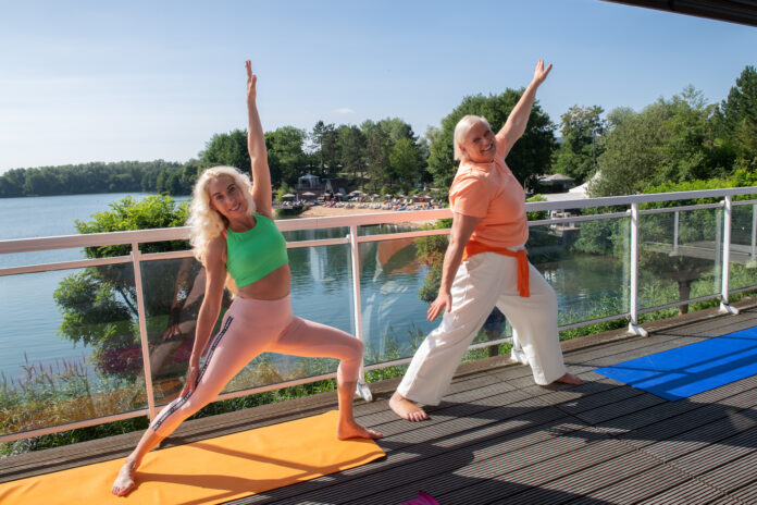 Yoga Retreat Bildungsurlaub mit Jane Uhlig & Meike Buschening Kaffenberger im Seehotel Niedernberg: Entdecke, warum dich ein Yoga Retreat reich macht – an Zeit, Energie, Klarheit & Lebensqualität. Jetzt mehr erfahren! Copyright: Petra Bruder
