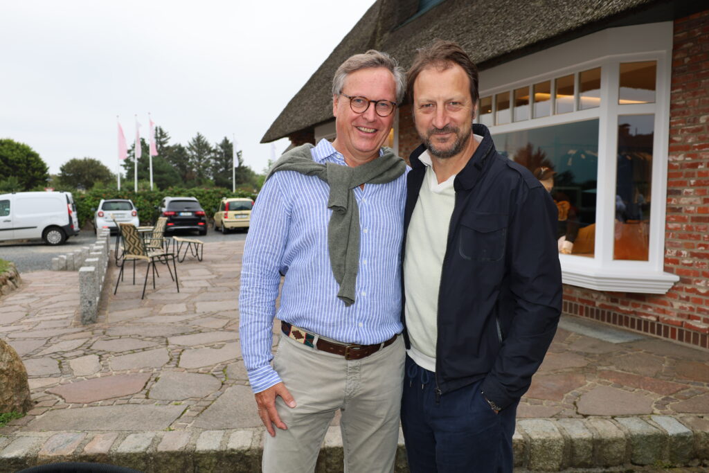 Kunst, Gespräche und Sylter Sommerflair: Jenny Jürgens feiert Vernissage auf Sylt 4 Dr. Carsten Luetten (li), Stefan Acs Dr. Diedrich Haesen mit Frau Giselle Ausstellung im Art Store Kampen Christel Heilmann (Juwelen) Jenny Juergens (re) Copyright: PETERSEN RELATIONS / syltpress
