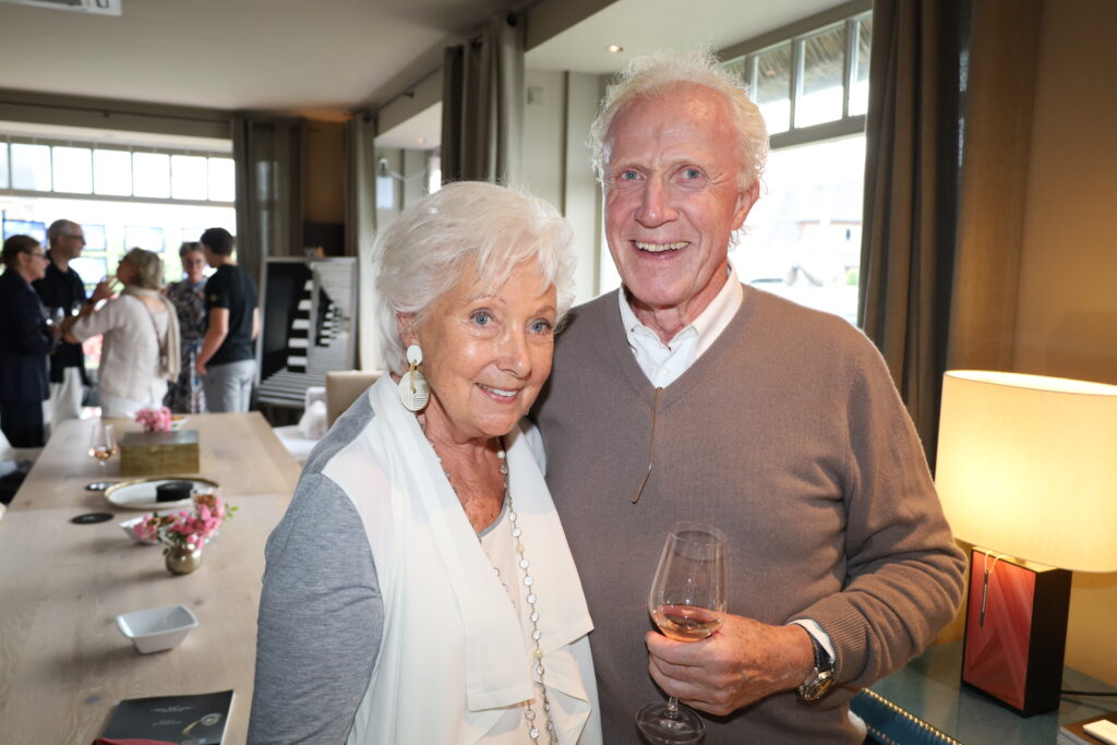 Kunst, Gespräche und Sylter Sommerflair: Jenny Jürgens feiert Vernissage auf Sylt 10 Dr. Diedrich Haesen mit Frau Giselle Ausstellung im Art Store Kampen Christel Heilmann (Juwelen) Jenny Juergens (re) Copyright: PETERSEN RELATIONS / syltpress