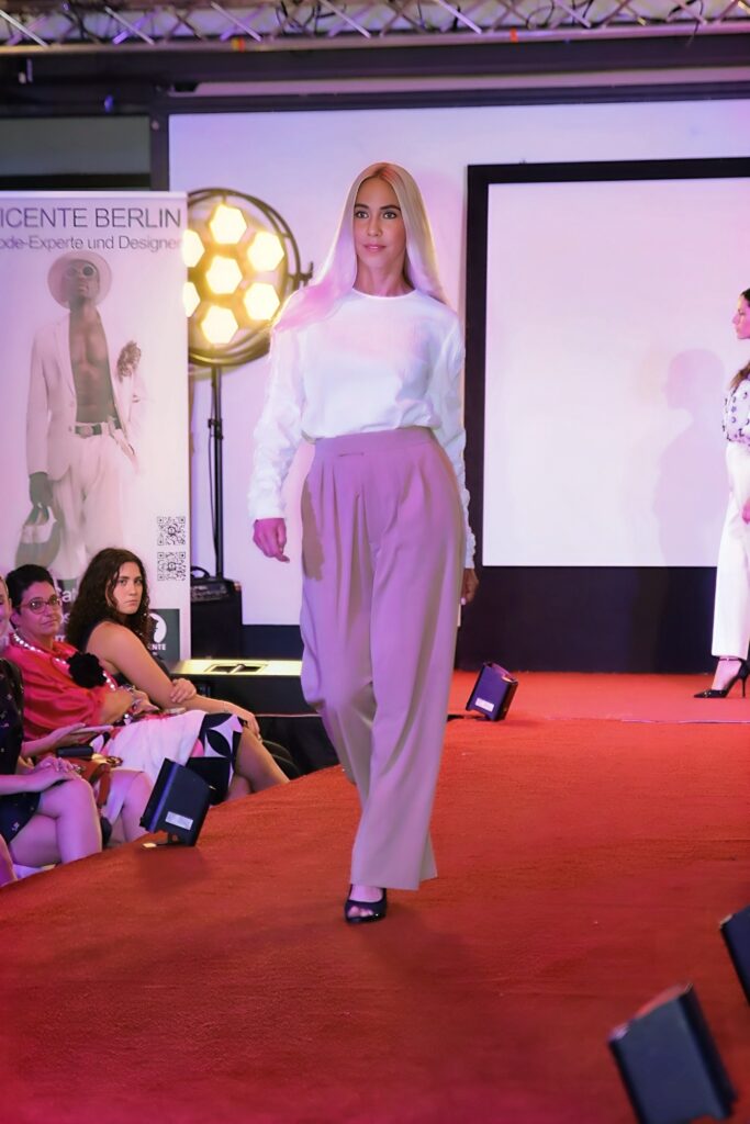 Yori / Shirocon by Japan verschmilzt Tradition und Avantgarde – SEKURA Pulse Show unter VICENTE Berlin als Brücke der Modekulturen 2 Japanisches Label yori / shirocon bringt zeitlose Eleganz nach Europa Copyright: Alexander Jung