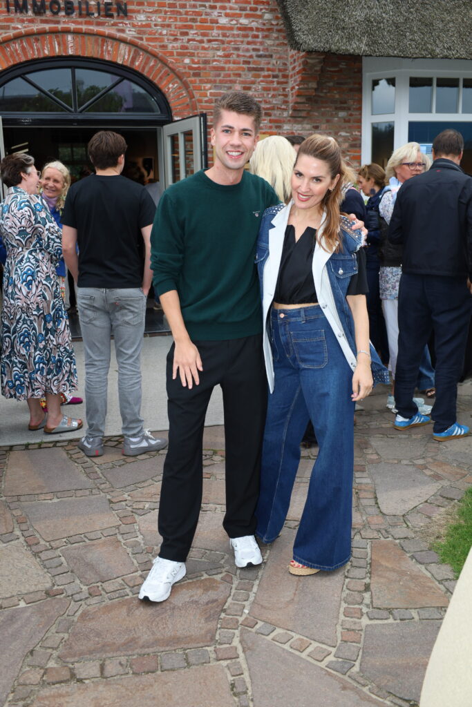 Kunst, Gespräche und Sylter Sommerflair: Jenny Jürgens feiert Vernissage auf Sylt 3 Maximilian Seitz und Star Copyright: PETERSEN RELATIONS / syltpress