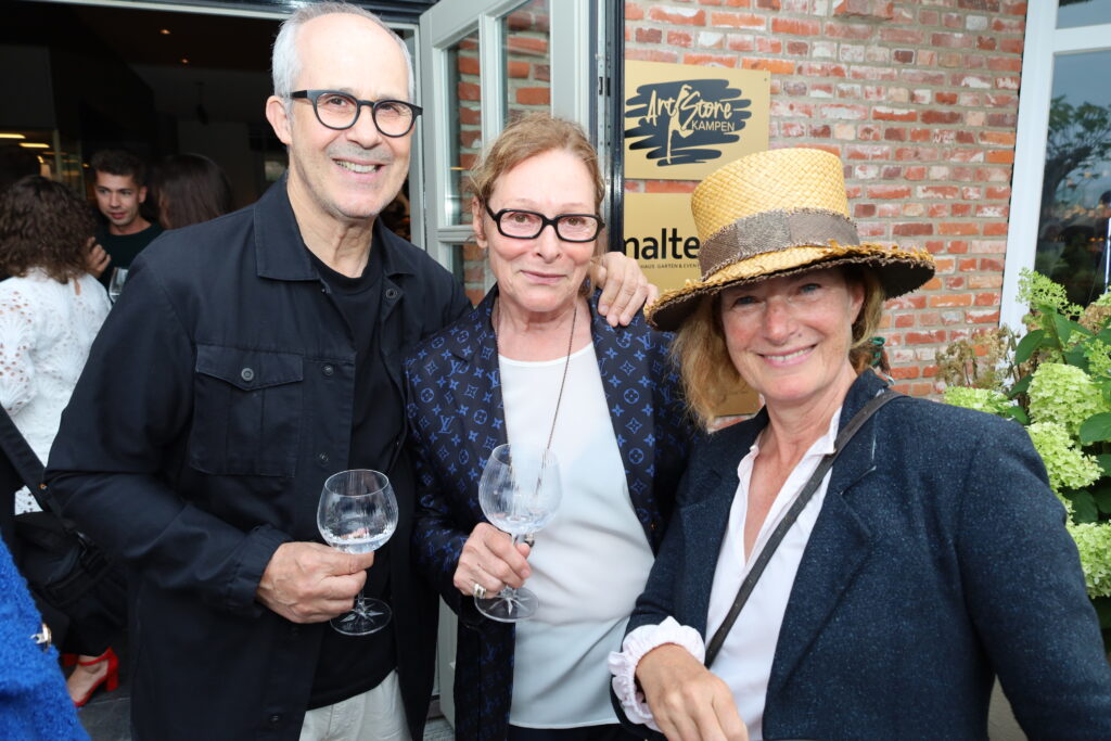Kunst, Gespräche und Sylter Sommerflair: Jenny Jürgens feiert Vernissage auf Sylt 1 Monika und Harald Hentschel (Hotelier), Birgit Gräfin Tyszkiewicz Copyright: PETERSEN RELATIONS / syltpress