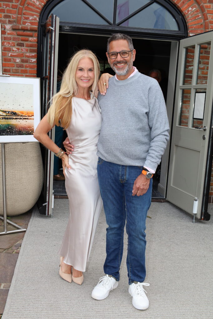 Kunst, Gespräche und Sylter Sommerflair: Jenny Jürgens feiert Vernissage auf Sylt 11 Pia Moeller, Dr, Siddhartha Popat Dr. Carsten Luetten (li), Stefan Acs Dr. Diedrich Haesen mit Frau Giselle Ausstellung im Art Store Kampen Christel Heilmann (Juwelen) Jenny Juergens (re) Copyright: PETERSEN RELATIONS / syltpress