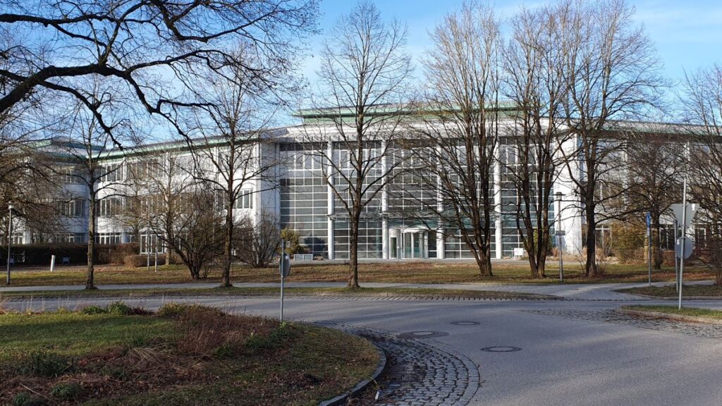Fotodatei FOTO_Gewerbegebäude_Lindenplatz_Haar.jpg: Seit dem Wegzug des Pharmakonzerns MSD ist der Bürokomplex am Lindenplatz in Haar verwaist. (Foto: Privat)