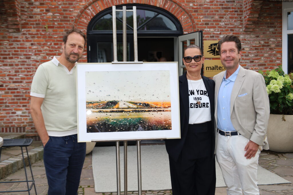 Kunst, Gespräche und Sylter Sommerflair: Jenny Jürgens feiert Vernissage auf Sylt 2 v.l. Stefan Acs, Jenny Juergens, Kai-Andre Mueller Copyright: PETERSEN RELATIONS / syltpress