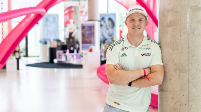 Ende Juli 2025 war der DSV-Athlet Jacob Schramm zu Besuch beim Medizinprodukte-Hersteller medi in Bayreuth. Bereits seit 2002 stattet medi die Nationalmannschaften des Deutschen Skiverbandes mit orthopädischen Hilfsmitteln wie Bandagen und Orthesen aus. Bildrechte: medi / Tom Schwarz