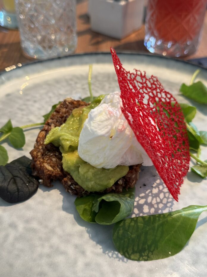 Avocado mit Vollkornbrot und porchiertem Ei