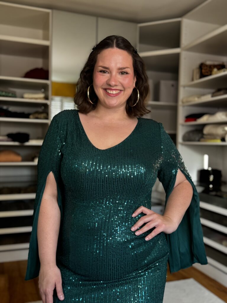 Abendkleider von Amazon im Test: Rot, Dunkelgrün, Schwarz und Mintgrün im Vergleich 1 Influencerin Madeleine Blooming Curves