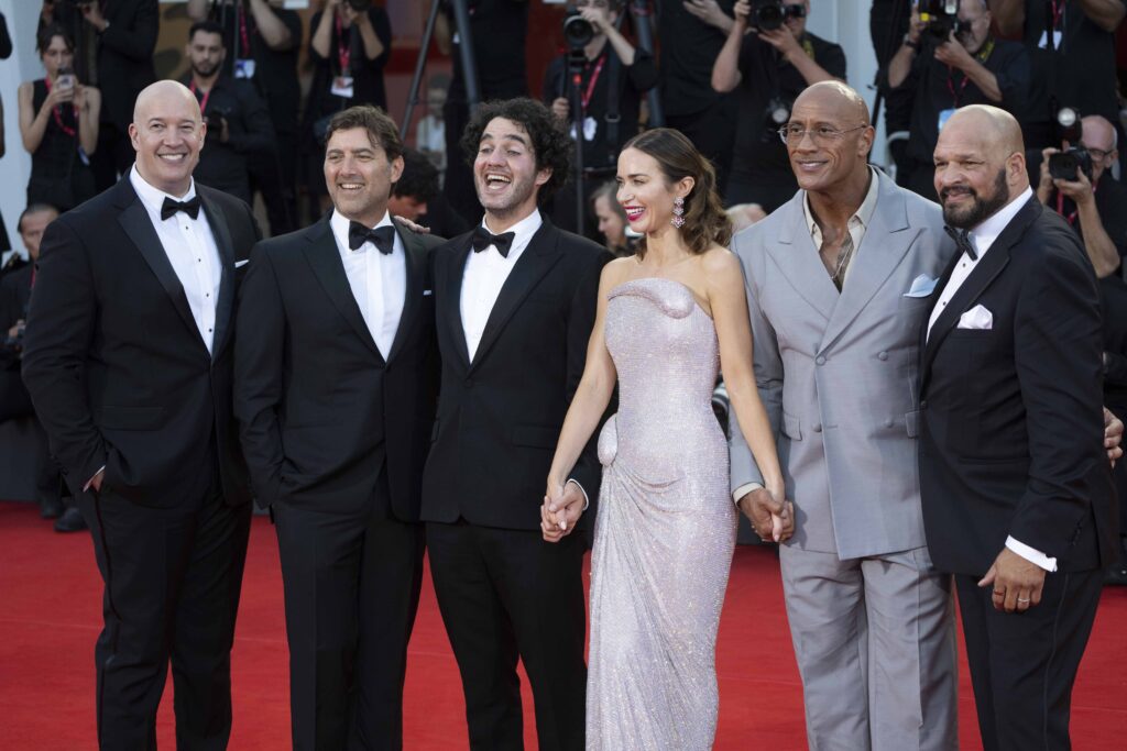 THE SMASHING MACHINE begeistert bei der Weltpremiere in Venedig 1 Produzenten Hiram Garcia und David Koplan, Regisseur und Drehbuchautor Benny Safdie, Emily Blunt, Dwayne Johnson und MMA-Legende Mark Kerr / ©Luigi de Pompeis