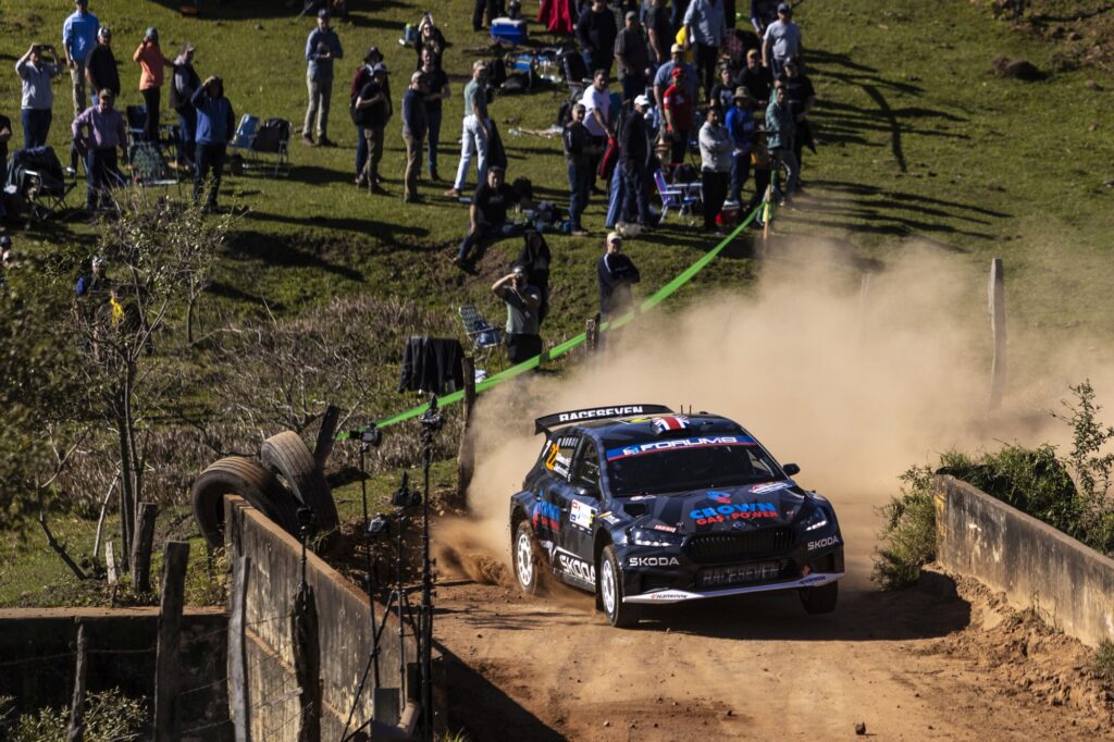 WRC2: Gryazin/Aleksandrov sichern Škoda Fabia RS Rally2 Platz 3 bei FIA Rallye-Weltmeisterschaft 1 Der Engländer Gus Greensmith und sein schwedischer Beifahrer Jonas Andersson (Skoda Fabia RS Rally2) verloren nach ihrem Ausfall am Freitag alle Chancen auf eine Spitzenplatzierung. Bildrechte: Skoda Auto