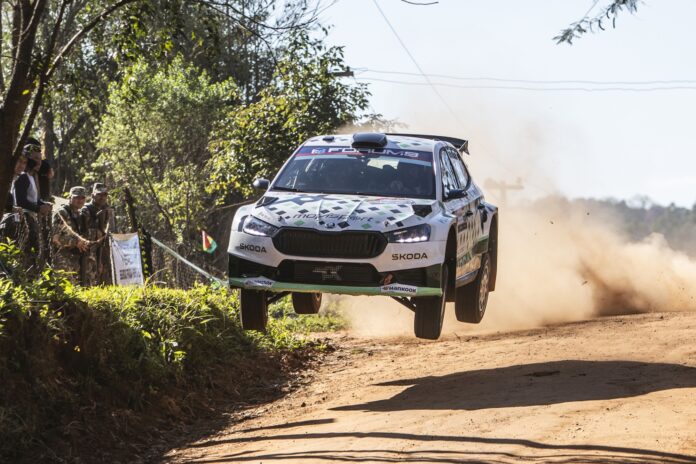 Nikolay Gryazin und sein Beifahrer Konstantin Aleksandrov (Toksport Skoda Fabia RS Rally2) führten einige Prüfungen lang die WRC2 an, mussten sich aber letztendlich mit dem dritten Platz begnügen. Bildrechte: Skoda Auto