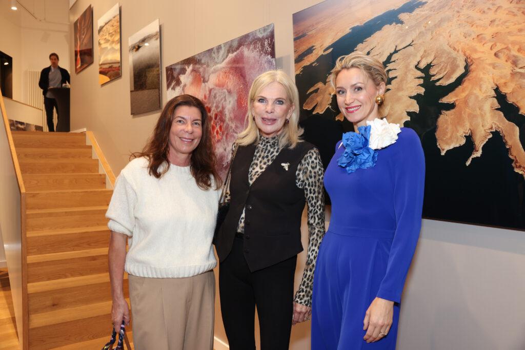 Visuelle Poesie: Michael Poliza begeistert mit „BEYOND THE LENS“ in der Livia Lisboa Galerie 4 Tomke Gebhardt_Susanne_Korden_Katharina_Arnold Copyright: Livia Lisboa Fotokunst Galerie / Wallocha