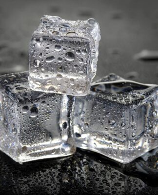 Eiswürfel im Gesicht morgens anwenden – der schnellste Beauty-Booster