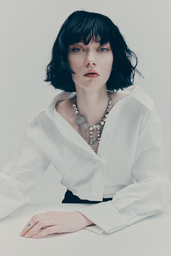 Celebrating the provocative, theatrical essence of the New Romantics, H&M Studio Holiday 2025 brings together extravagant style and a fierce attitude. It’s a balancing act of the exuberance of the 1980s movement and the rationality of today – from dresses with exaggerated ruffles to sharp-shouldered blazers, dramatic dotted lace to a dark, opulent floral print, and washed leather to sheer sequinned mesh. The collection is an escapist, glamorous take on the holiday season that revolves around the power of self-expression – and creativity. H&M Studio Holiday will be available in selected stores from 17 November and globally as well as at hm.com from 18 November. Bildrechte: H&M