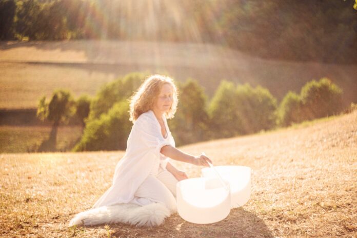 Andrea Gruner ist Heilpraktikerin für Psychotherapie, Hypnosetherapeutin und Autorin des Buches „Leben in der Ewigkeit“.