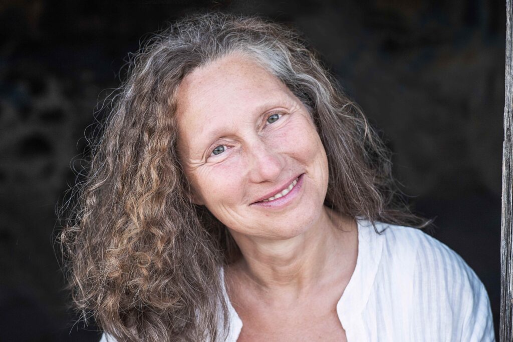 3 unsichtbare Blockaden, die Ihre Heilung sabotieren – ohne dass Sie es merken 1 Andrea Gruner ist Heilpraktikerin für Psychotherapie, Hypnosetherapeutin und Autorin des Buches „Leben in der Ewigkeit“.