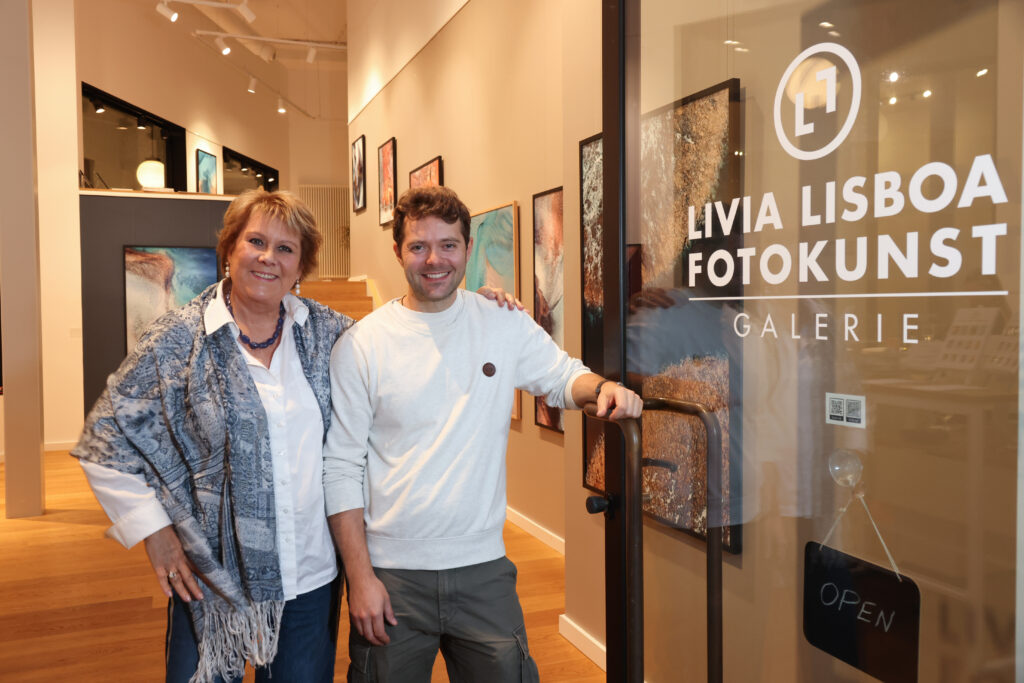 Über den Dingen – Kevin Krautgartner zeigt „ARTWORK SELECTION“ in Hamburg 1 Galeristin Livia Lisboa mit Fotokuenstler Kevin Krautgartner Janes Magazin