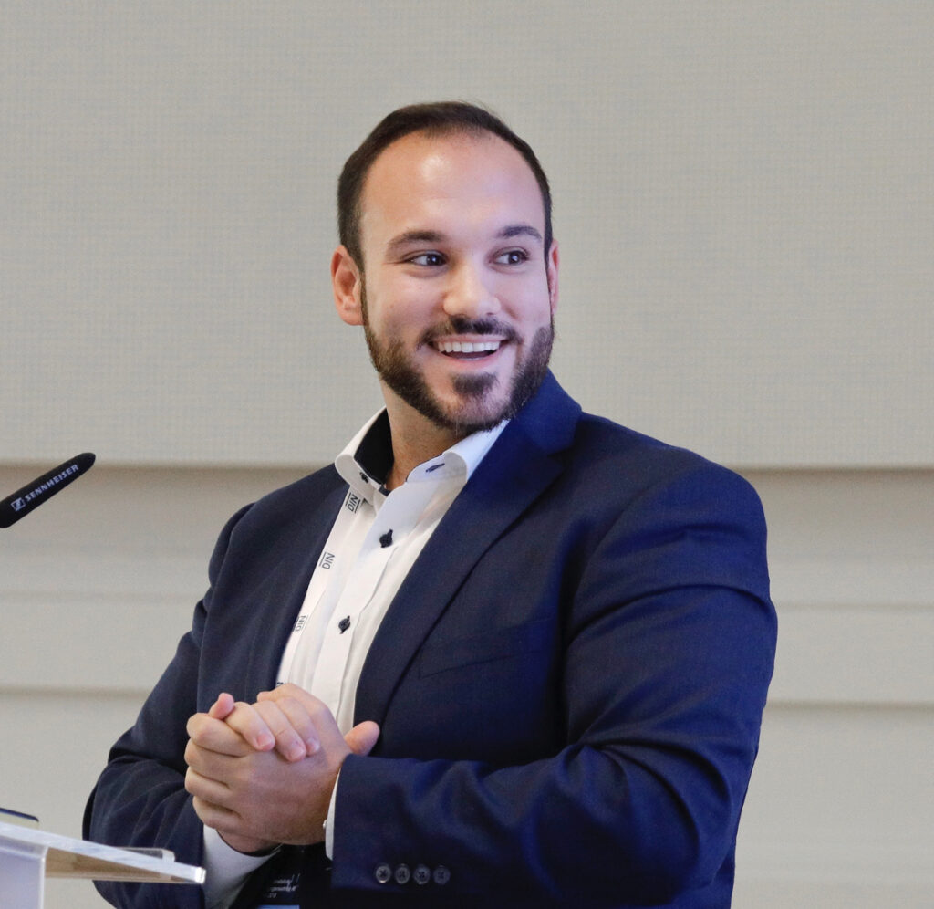 95 % aller KI-Projekte scheitern – Scheer PAS zeigt, wie es gelingt 1 Ohne Integration bleibt jede noch so gute KI-Lösung ein Fremdkörper im Unternehmen“, sagt Sharam Dadashnia, Chief Product Officer bei Scheer PAS Bildquelle: Scheer PAS (Photo by Isa Foltin/Getty Images for DIN)