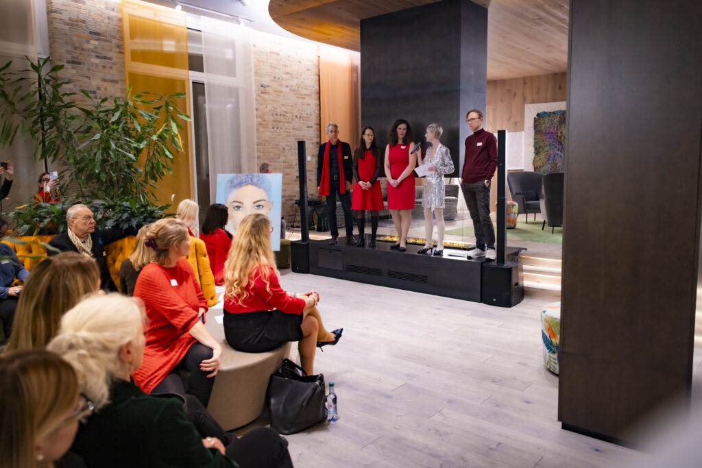 Selbstständigkeit als Ausweg aus Arbeitsmarktkrise: Networking-Abend in Frankfurt zeigt Chancen für Gründer 1 Dr. Johanna Dahm I Exklusives Netzwerk-Event in Frankfurt: Wege in die Selbstständigkeit statt Arbeitsmarktkrise Copyright: Fabian Brandt