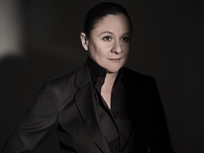 Miriam Schnyder ist Gründerin von Art X on Glass, einer Marke, die handgemachte Glaskunst mit innovativer Technologie verbindet. Nach fast zwei Jahrzehnten Erfahrung in der Glasverarbeitung führt sie das Familienunternehmen in eine neue kreative Dimension. Ihre Werke stehen für Individualität, Nachhaltigkeit und künstlerische Präzision und sind heute in privaten Wohnräumen ebenso gefragt wie in internationalen Interior- und Architekturprojekten.