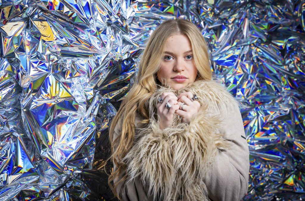 Barbara Schöneberger und Hazel Brugger präsentieren neun Acts bei "Eurovision Song Contest - Das Deutsche Finale 2026" 3 ARD/SWR EUROVISION SONG CONTEST - DAS DEUTSCHE FINALE 2026, am Samstag (28.02.26) um 20:15 Uhr im ERSTEN.
Laura Nahr (25, Berlin): Mit akustischer Gitarre, Klavier und klarer Stimme steht Laura Nahr für modernen Pop mit Tiefe. In „Wonderland“ erzählt sie ehrlich vom Chaos des Erwachsenwerdens und der Suche nach Selbstfindung.
© ARD/SWR/Claudius Pflug