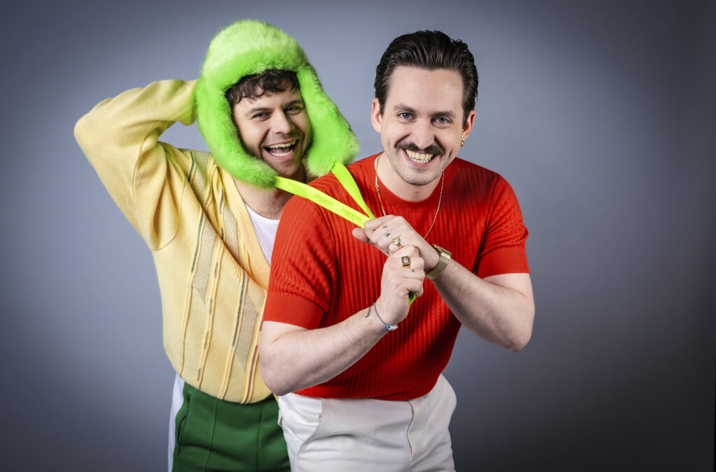 Barbara Schöneberger und Hazel Brugger präsentieren neun Acts bei "Eurovision Song Contest - Das Deutsche Finale 2026" 7 ARD/SWR EUROVISION SONG CONTEST - DAS DEUTSCHE FINALE 2026, am Samstag (28.02.26) um 20:15 Uhr im ERSTEN.
Ragazzki (Berlin): Das Duo Marti Fischer (35) und David „Miirtek“ Starosciak (33) mischt Italo-Disco mit Polska-Pop – laut, verspielt und visuell markant. Mit „Ciao Ragazzki“ bringen sie eine energiegeladene Performance auf die Bühne.
© ARD/SWR/Claudius Pflug