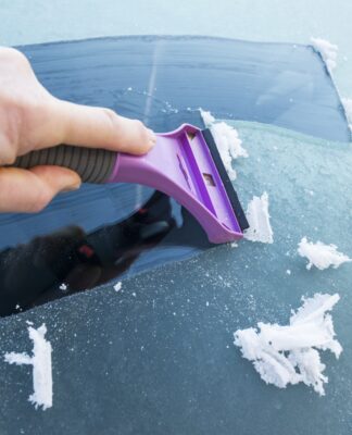 Kalte Temperaturen in Deutschland: ACV Tipps gegen vereiste Autoscheiben
