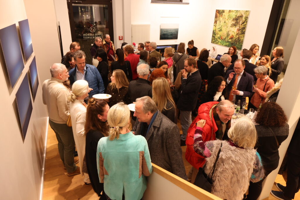 Marius Tegethoff in der Livia Lisboa Fotokunst Galerie 1 Rund 100 geladene Gäste folgten am Donnerstagabend der Einladung zur Vernissage der Ausstellung „Diffusionism“ von Marius Tegethoff in die Livia Lisboa Fotokunst Galerie – gelegen in den Hamburger Stadthöfen, direkt am Neuen Wall.