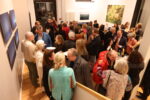 Rund 100 geladene Gäste folgten am Donnerstagabend der Einladung zur Vernissage der Ausstellung „Diffusionism“ von Marius Tegethoff in die Livia Lisboa Fotokunst Galerie – gelegen in den Hamburger Stadthöfen, direkt am Neuen Wall.
